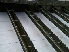 蜂窩斜管填料的孔徑和材料選擇。